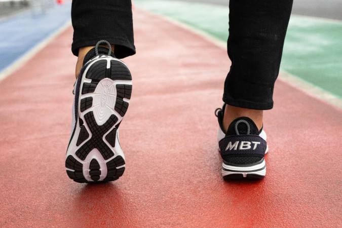 MBT N6ZJ98 zapatos para correr blanco negro mujer gadí